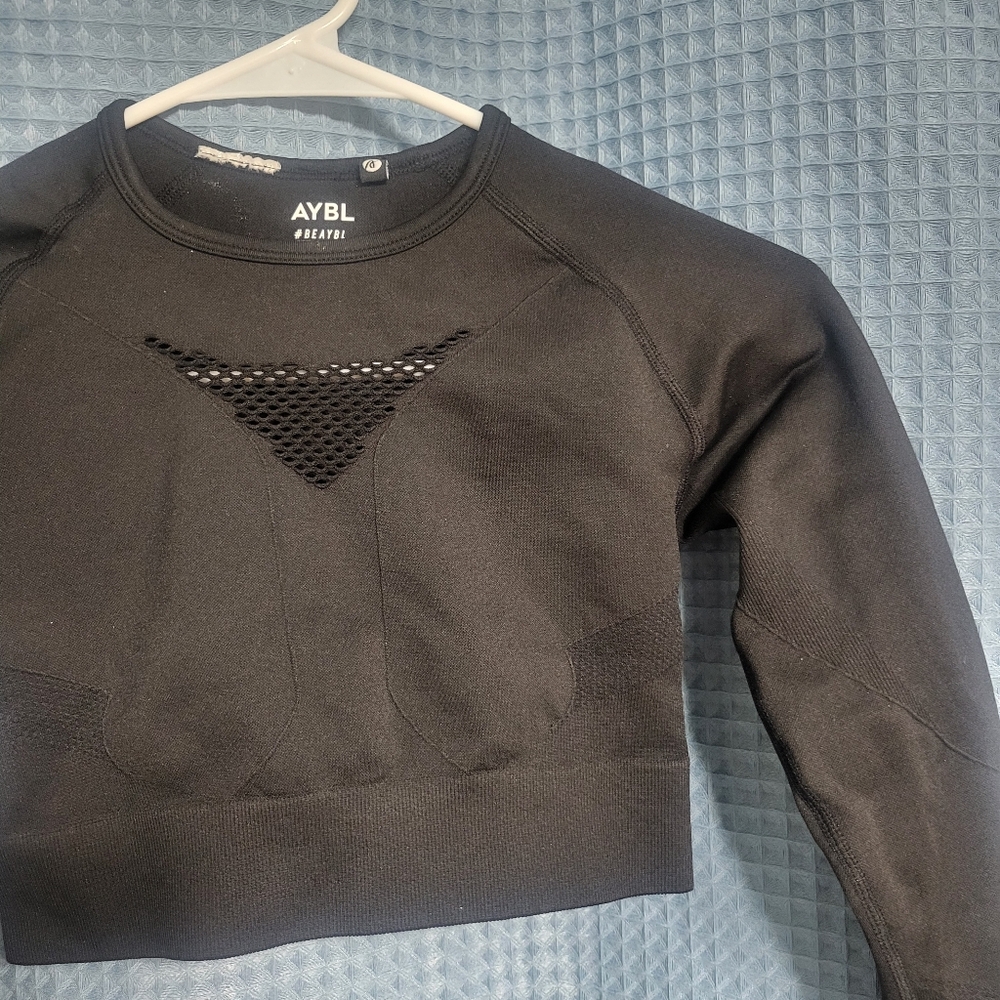 Women's Size Sm Abyl Black Stretch Long Sleeve Athletic Shirt w Keyhole Detail
